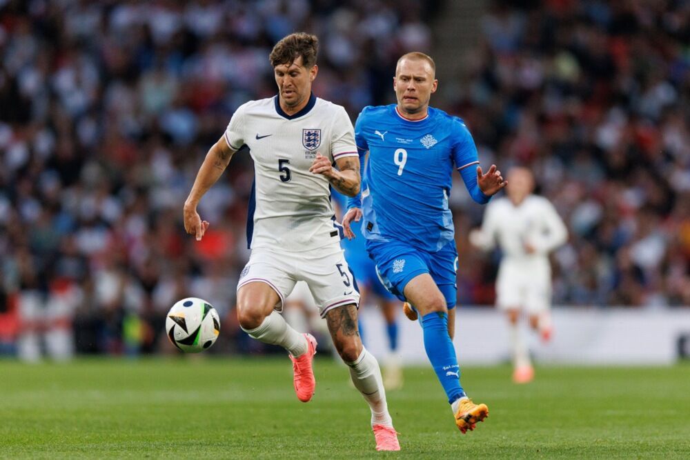 Džon Stouns (levo) tokom prijateljske utakmice Engleske i Islanda