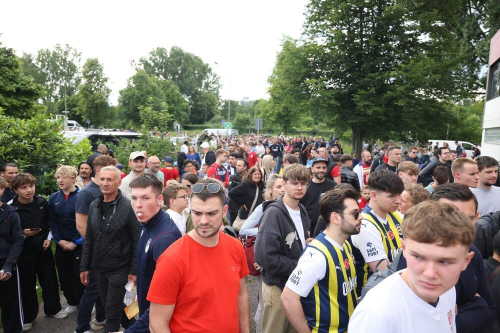 NEOČEKIVANE SCENE NA TRENINGU SRBIJE: Navijači Fenerbaheča skandirali Dušanu Tadiću (VIDEO)