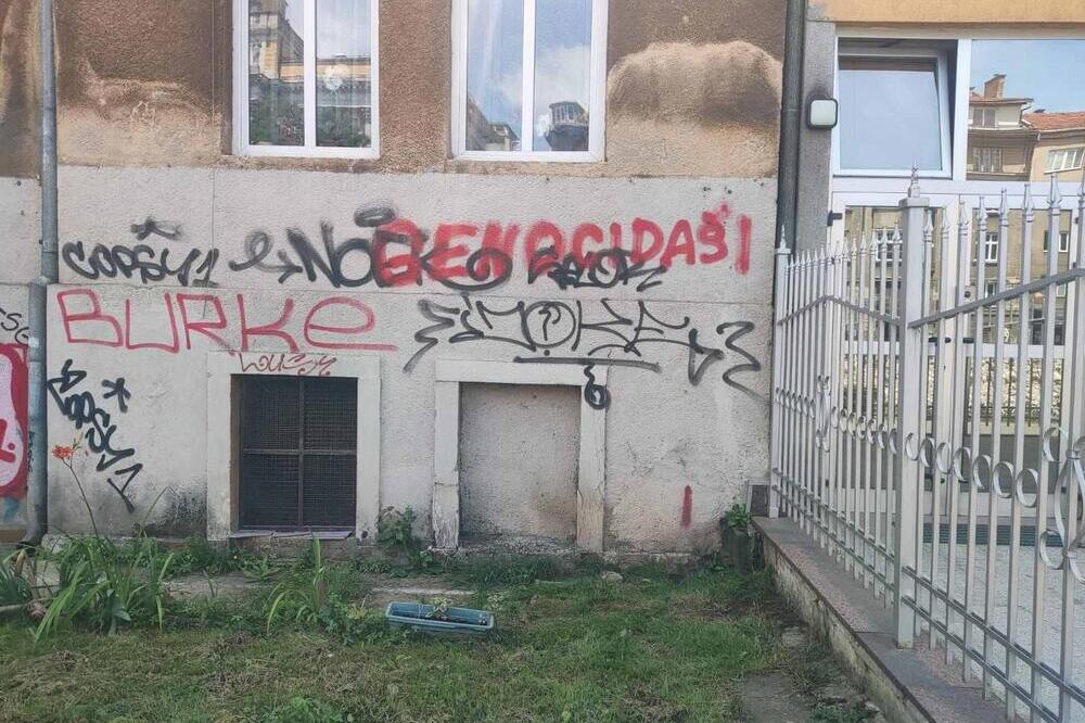 UVREDLJIVI GRAFIT PORED SRPSKE AMBASADE U SARAJEVU: Ambasada zahteva identifikovanje vandala (FOTO)