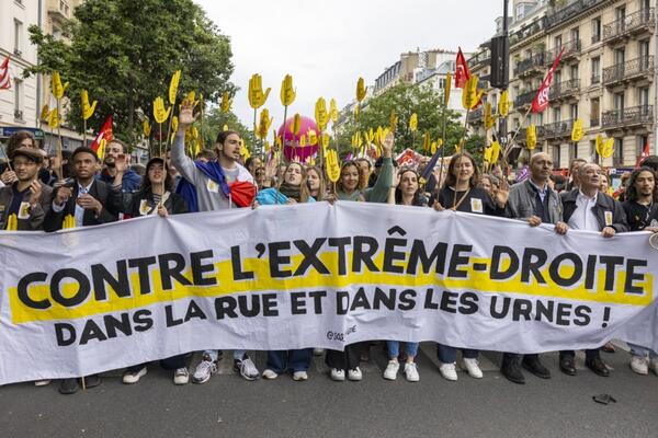 DEMONSTRACIJE PROTIV EKSTREMNE DESNICE ŠIROM FRANCUSKE: Pola miliona ljudi na ulicama (FOTO)