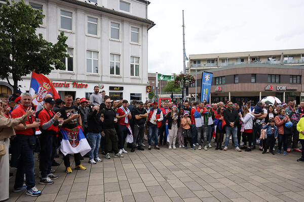 KAKVA LUDNICA! Srpsko kolo usred Nemačke! Tako je braćo! (VIDEO)