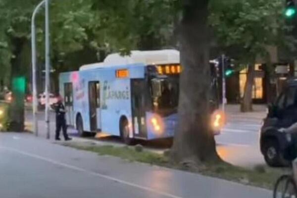 POLICAJCI U NOVOM SADU PRESRELI GRADSKI AUTOBUS: Iz vozila izveli grupu mladića i uhapsili ih! (VIDEO)