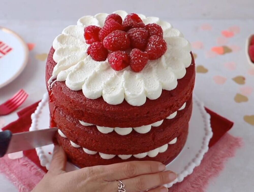 Red Velvet torta sa malinama