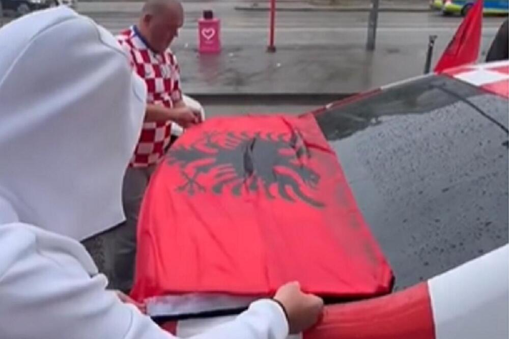 NE ZNA SE JE L' OVO SMEŠNO ILI TUŽNO: Hrvati na auto hteli da okače ALBANSKU ZASTAVU, jedan umalo OSTAO BEZ PRSTA!