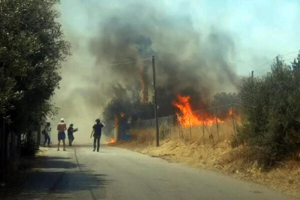Požari bukte u Grčkoj: Evo na kojim lokacijama guta vatrena stihija!