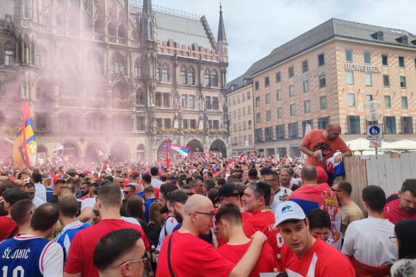 ČUVENI BIVŠI KAPITEN SRBIJE SA NAVIJAČIMA NA ULICAMA MINHENA! Oduševio prisutne svojim potezom (FOTO)