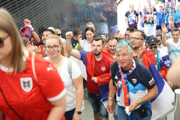 NAJLEPŠA SLIKA IZ MINHENA I PORUKA SRAMNIM PROVOKATORIMA! Slovenci i Srbi zadali domaći zadatak (FOTO)