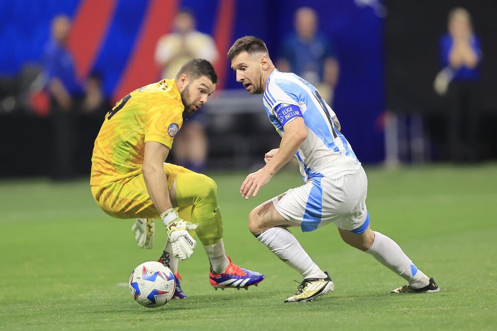 Maksim Krepo i Lionel Mesi na utakmici Argentine i Kanade