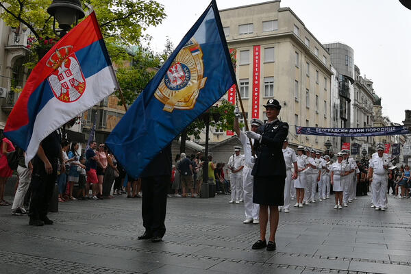 SVEČANI DEFILE KONJANIKA I ORKESTRA POLICIJE U BEOGRADA: Pogledajte svečanost, evo ko se najviše obradovao! (FOTO)