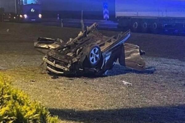 TEŠKA SAOBAĆAJNA NESREĆA NA PUTU KOD RUME: Auto se sudario sa dva kamiona, PREPOLOVLJEN (FOTO)