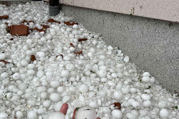 TUŽNE SCENE NAKON NEVREMENA U OSEČINI: Mrtve životinje, razlupani automobili - MEŠTANI U SUZAMA (FOTO)