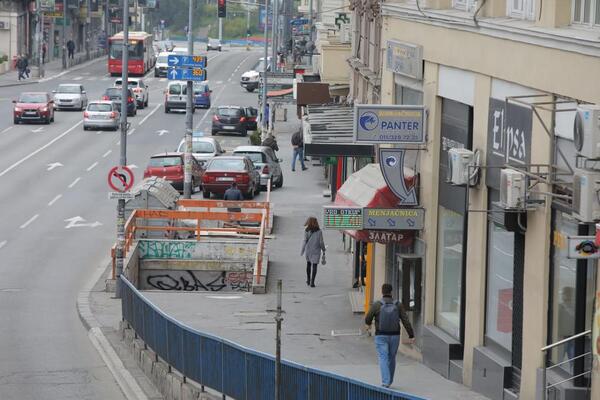 TEŠKA SAOBRAĆAJNA NESREĆA U CENTRU GRADA: Sve rasuto po putu, čeka se policija