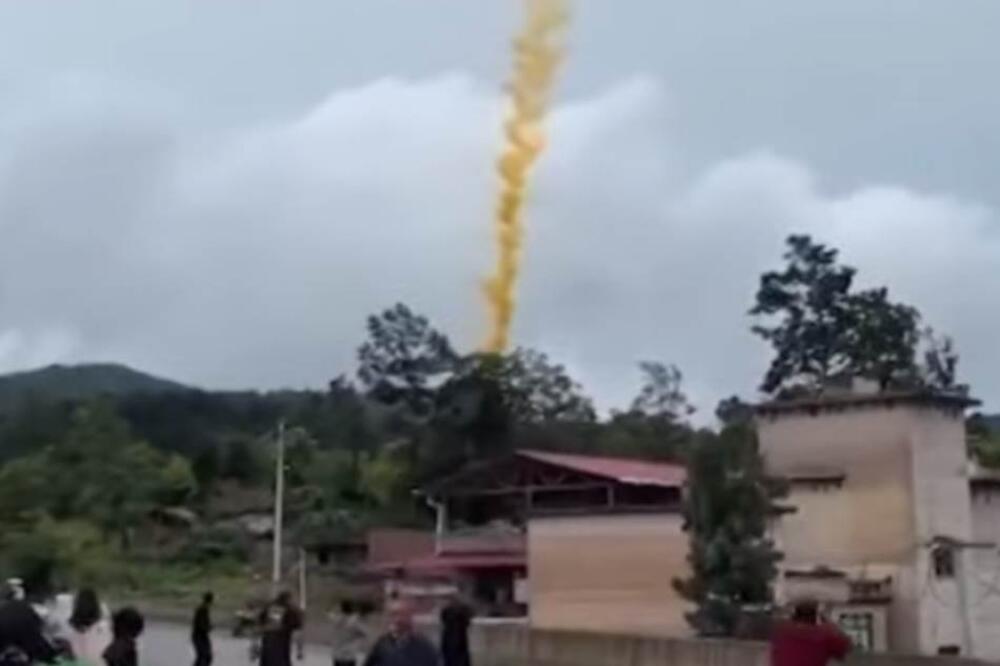 LJUDI BEŽALI U PANICI, ČULA SE STRAŠNA EKSPLOZIJA: Pala raketa u Kini, ovako je to izgledao (VIDEO)