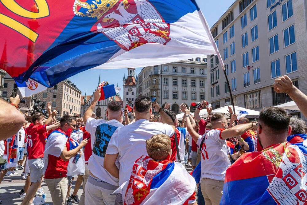 Navijači Srbije u Minhenu pred utakmicu Danske i Srbije