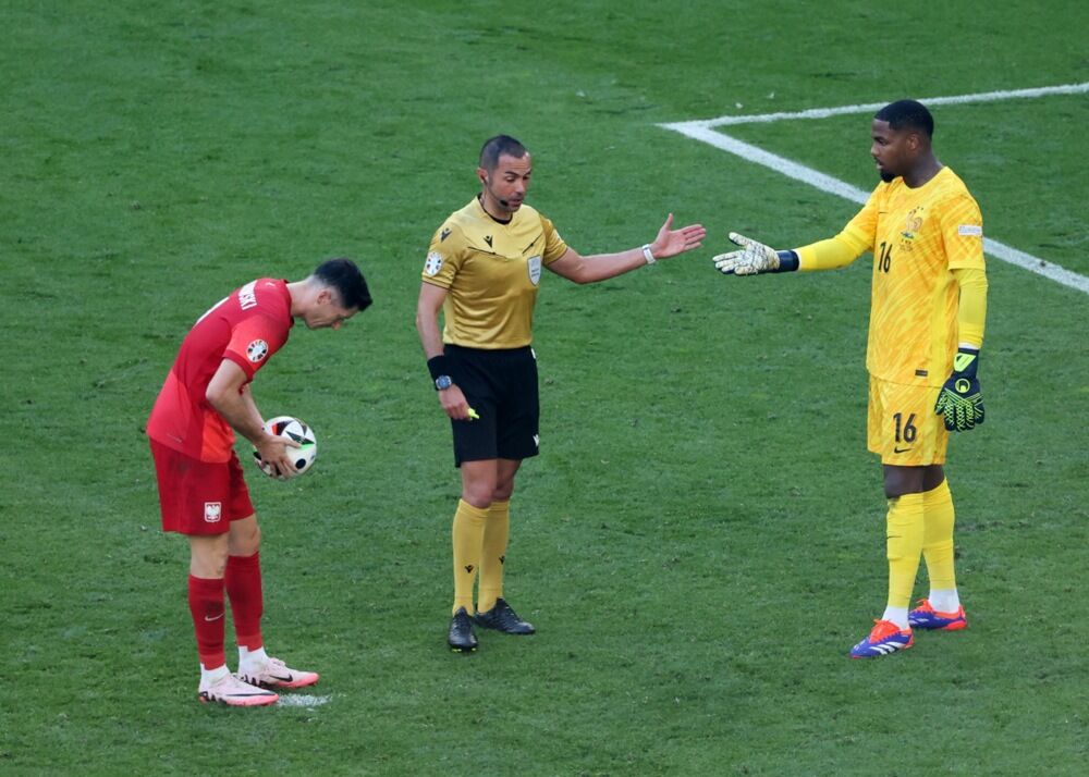 Robert Levandovski, sudija Marko Gvida i Majk Manjan pre izvođenja penala