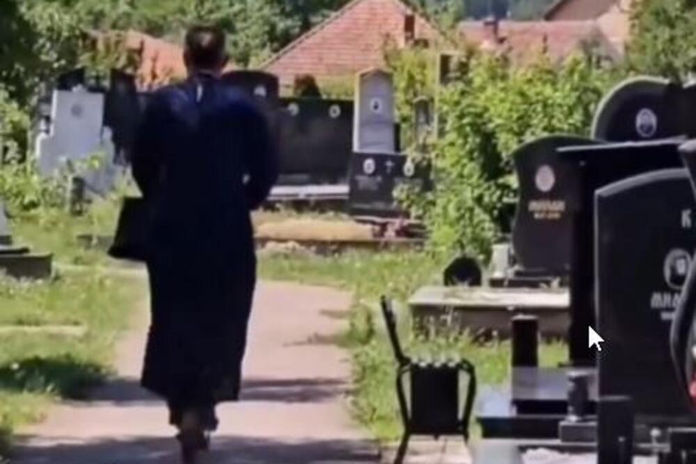 "PA OVO JE BUKVALNO ALAN FORD": Sveštenik testirao električni trotinet na groblju, pa izazvao pometnju na mrežama!