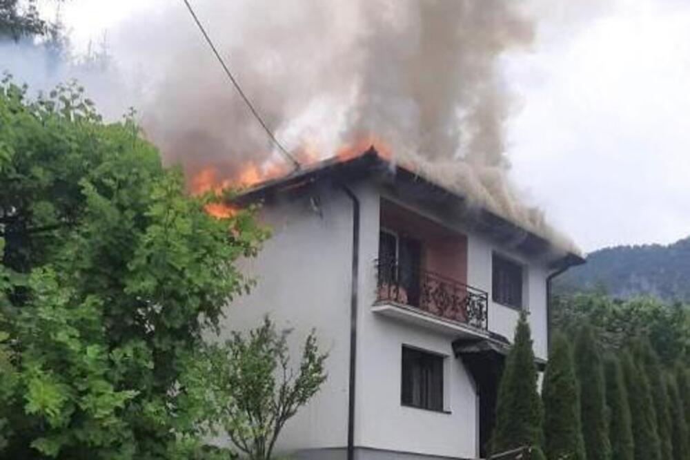 NA OVO JE RHMZ UPOZORAVAO: Grom udario u kuću u ovom selu u Srbiji I ZAPALIO JE (FOTO)