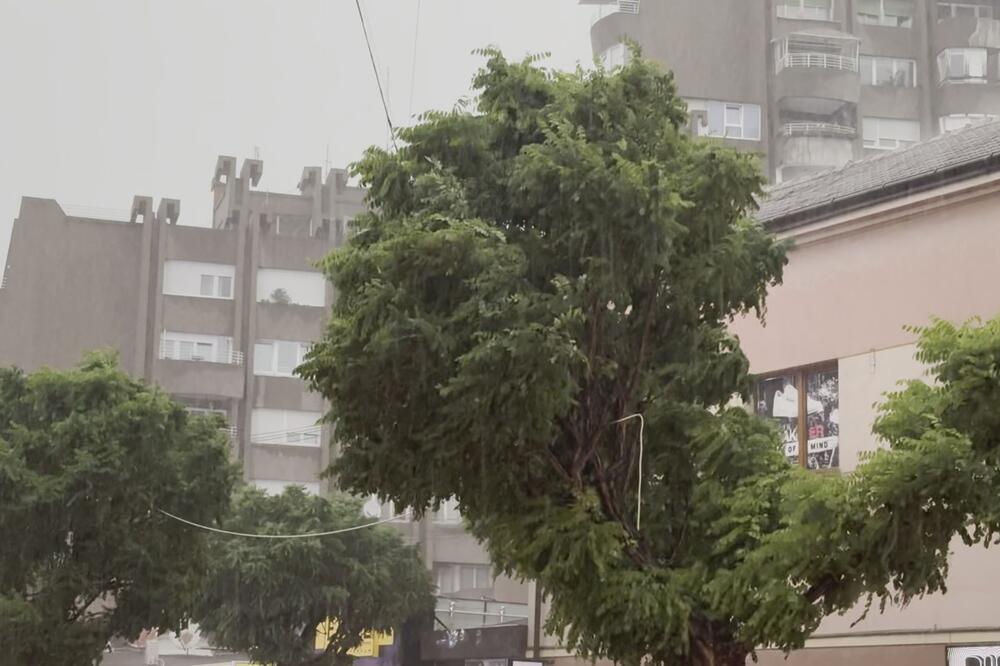 "U TRI POPODNE SE SMRKLO KAO DA JE NOĆ": Oluja se obrušila na Novi Pazar, vetar kidao drveće (FOTO)