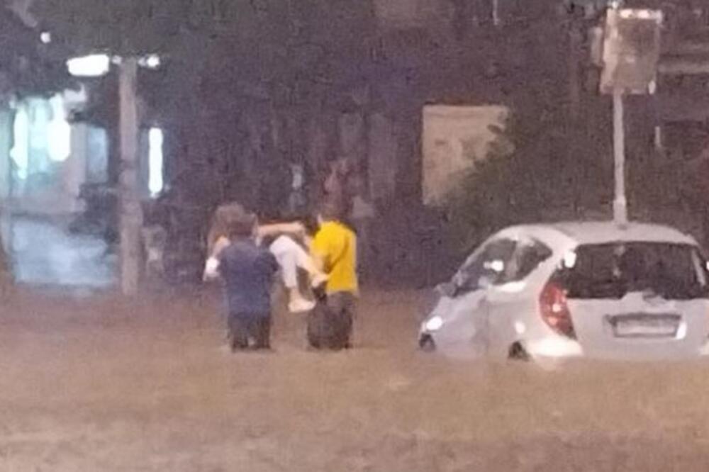 APOKALIPTIČNE SCENE U BEOGRADU: Ljude izvlače iz vozila, voda ušla u tržne centre, PRAVI HAOS! (FOTO)