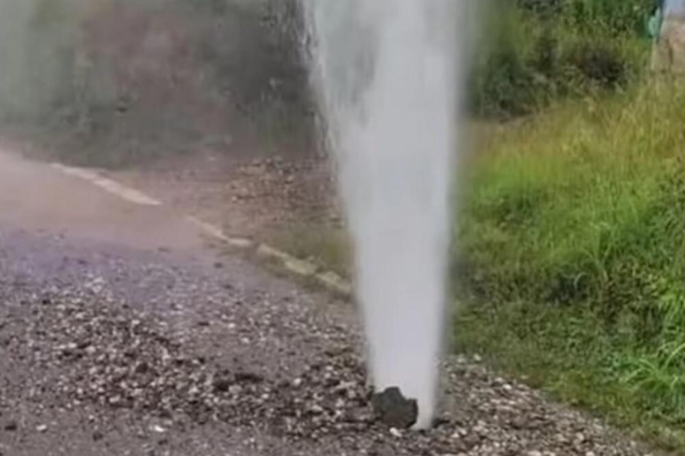 GEJZIR USRED KALUĐERICE: Voda šiklja iz asfalta, voda pršti na sve strane! (VIDEO)