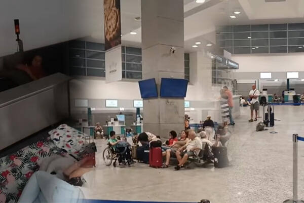 DRAMA NAŠIH PUTNIKA NA AERODROMU U SARDINIJI, BUKVALNO SU BESPOMOĆNI: Među njima i deca, evo šta se desilo (VIDEO)