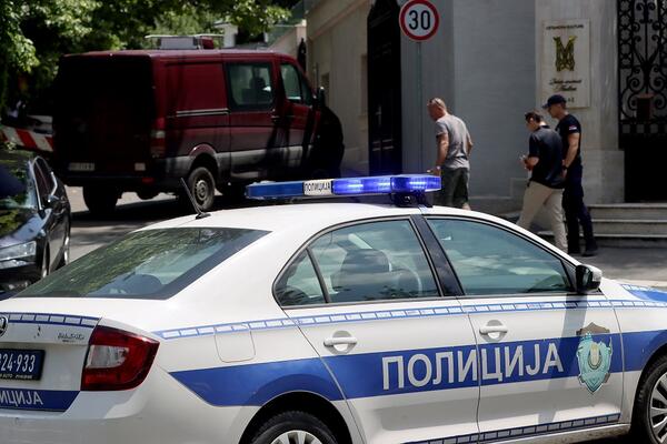 Horor na Novom Beogradu: Beograđanin (27) pretio babi da će je zadaviti, policija hitno reagovala