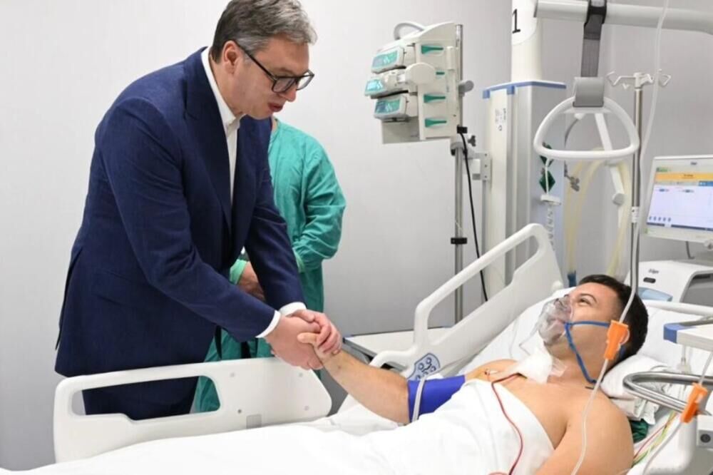Aleksandar Vučić u poseti ranjenom žandarmu