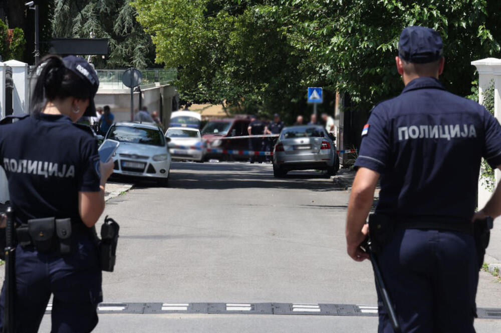 Posvađali se zbog parkiranog vozila, a onda krenuli da se makljaju: Masovna tuča u Novom Pazaru, nađen i poštolj?