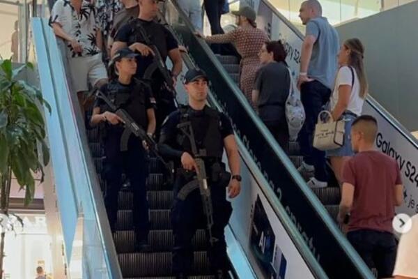 CRVENI NIVO BEZBEDNOSNIH PRETNJI OD TERORIZMA: Policajci patroliraju tržnim centrom u Beogradu i nose PUŠKE