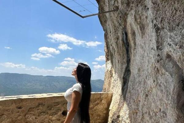 STANIJA U PROVIDNOM POSETILA OSTROG: Nacija u ŠOKU zbog njenog STAJLINGA, evo kako je pozirala ispred SVETINJE