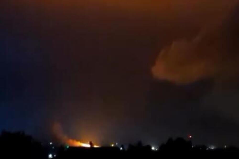 BUKTI VATRA U RUMI NAKON UDARA GROMA! Nevreme pravi haos na severu Srbije, objavljen snimak vatrene stihije (VIDEO)