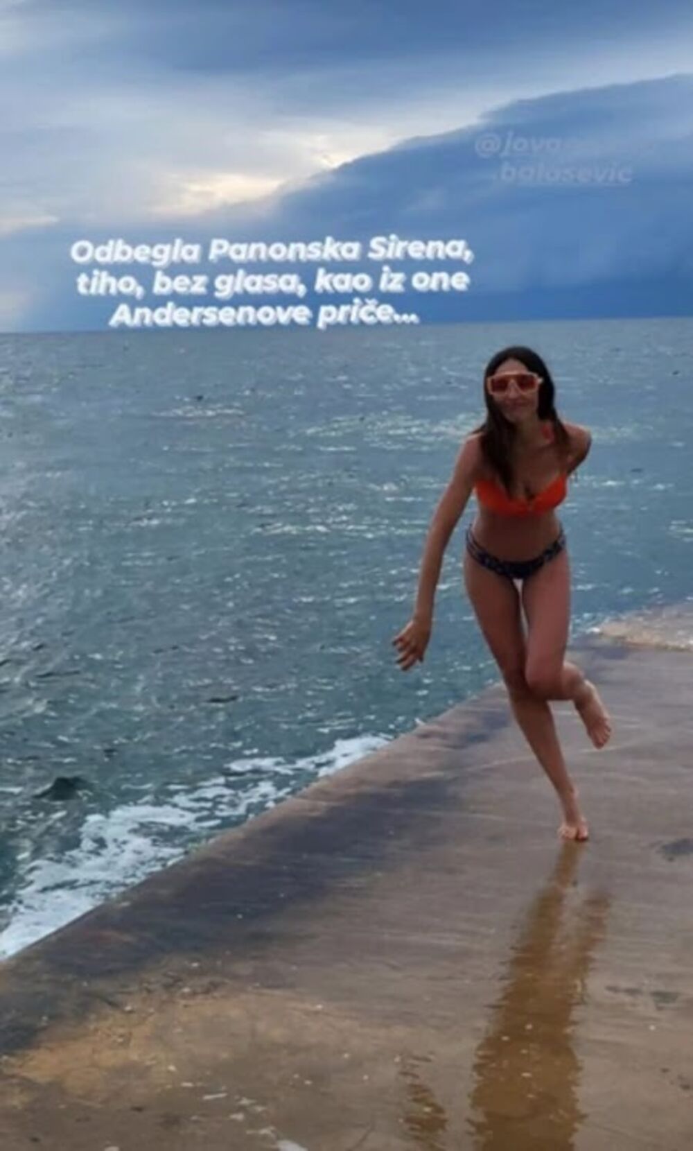 Jovana je pozirala u bikiniju, a fotografija je nastala dok je trčala plažom