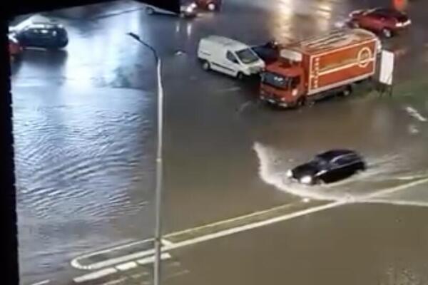 AUTOMOBILI "PLIVAJU" NA GALENICI: Kiša u Beogradu ne pada ni pola sata, a već je POTOP (VIDEO)