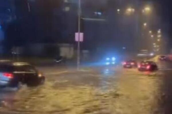 VODA ULAZI U AUTOBUS, LJUDI VRIŠTE, AUTOMOBILI PLIVAJU! Haotično na ulicama Beograda - SVUDA POTOP (VIDEO)(FOTO)