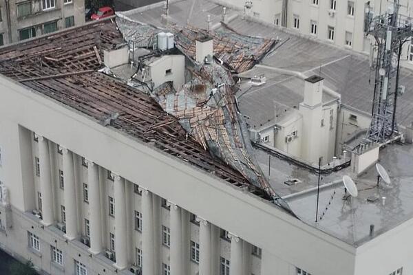 NEVREME POTPUNO UNIŠTILO KROV ZGRADE MUP-A: Jeziv prizor u Kneza Miloša (FOTO)