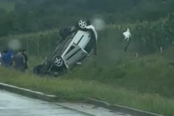 TEŠKA NEZGODA KOD UBA NAKON NEVREMENA: Vozač izgubio kontrolu, sleteo sa kolovoza i prevrnuo se (FOTO)