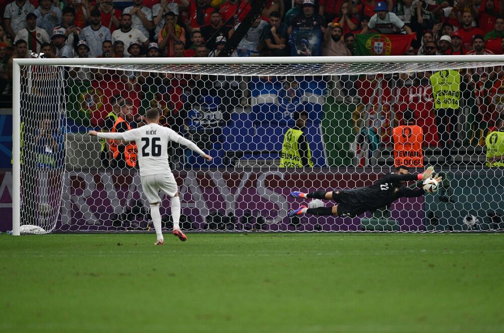 Trenutak kada je Diogo Kosta odbranio penal Josipu Iličiću na utakmici Portugala i Slovenije