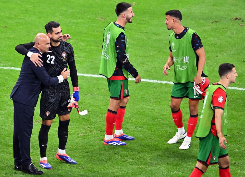 Zagrljaj selektora Roberta Martineza i Dioga Koste posle plasmana Portugala u četvrtfinale Evropskog prvenstva