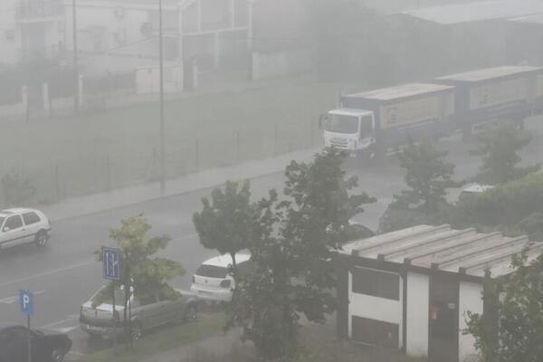 CRNOGORAC STRADAO OD UDARA GROMA, PREMINUO NA MESTU! Strašno nevreme pogodilo komšije, haos širom zemlje (VIDEO)