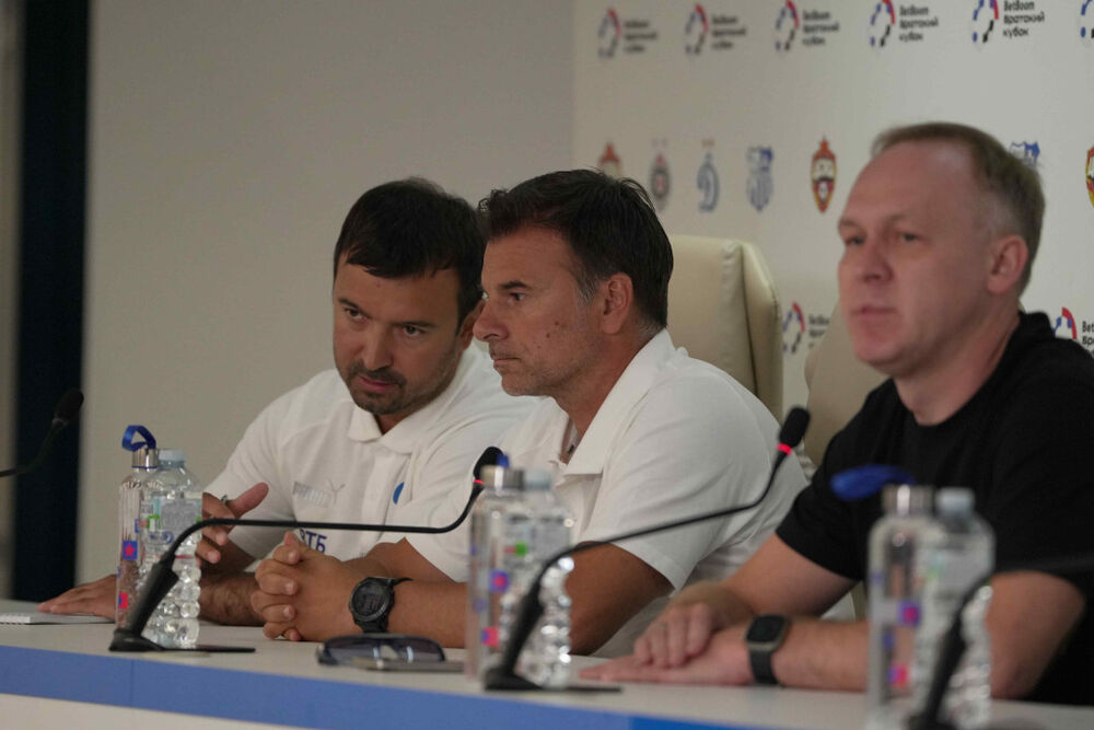 Aleksandar Stanojević (u sredini) na konferenciji za medije povodom početka Bratskog kupa u Moskvi