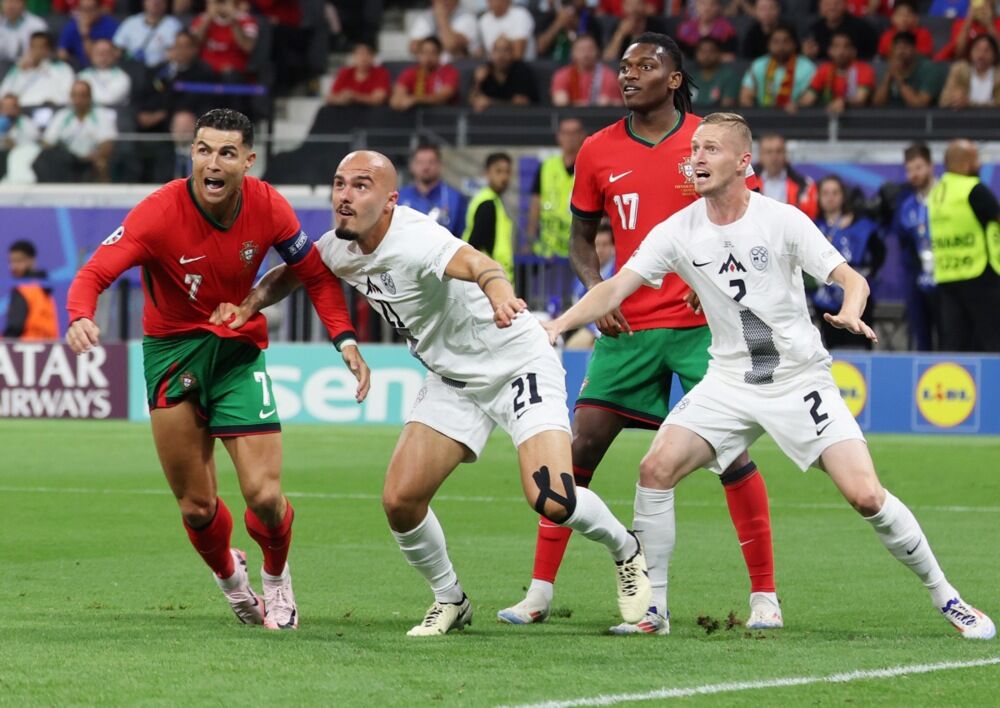 Vanja Drkušić (desno) u duelu sa Kristijanom Ronaldom na utakmici Portugala i Slovenije