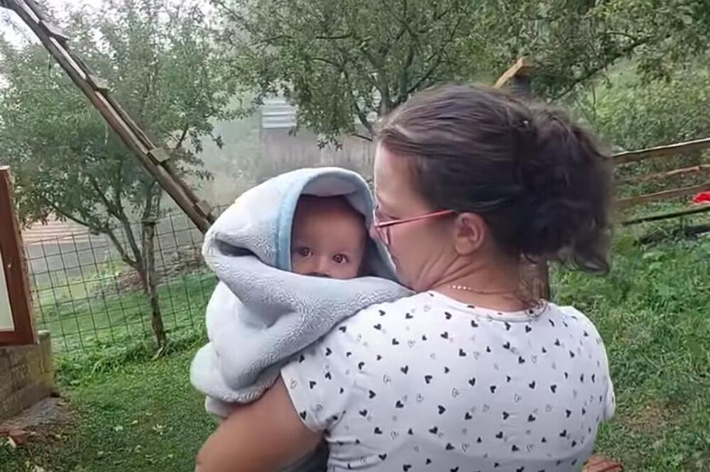 BOG GA POGLEDAO! Grom udario pored sedmomesečne bebe u Travniku, tragedija izbegnuta za dlaku (VIDEO)