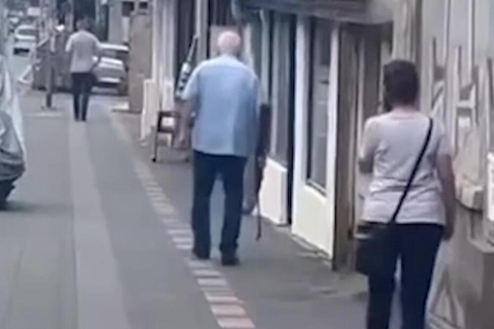 Stariji muškarac šetao sa puškom Bulevarom: Uspaničeni Beograđani odmah zvali policiju, evo šta je rekao (VIDEO)