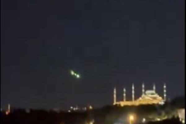 Šta je ovo zasijalo na nebu iznad Istanbula? Internetom kruže snimci misteriozne svetlosti (VIDEO)