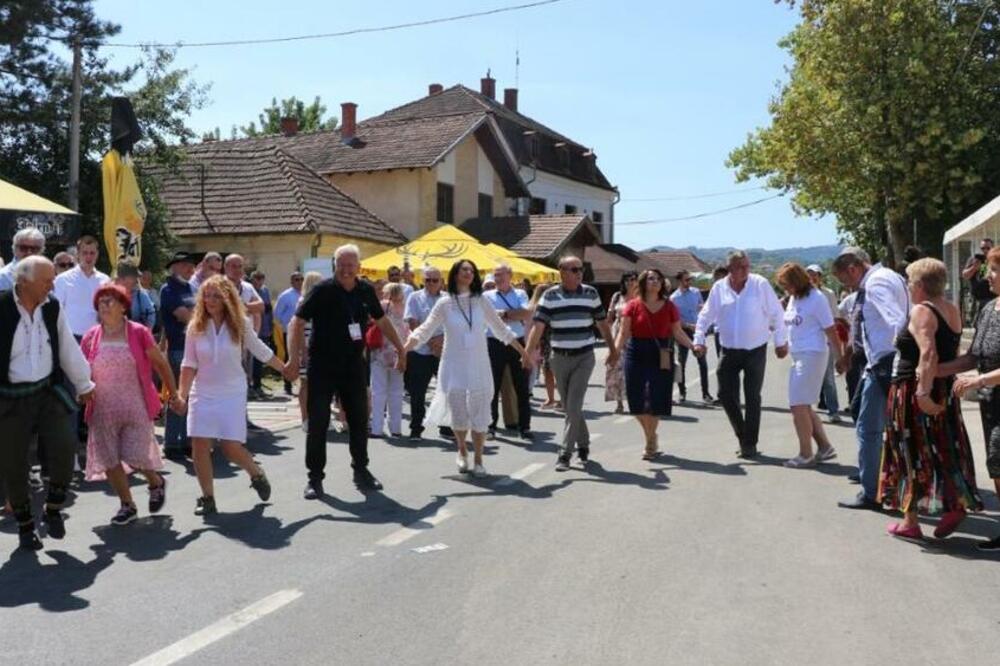 Ko ide na Sabor violinista u Pranjane, mora znati cene: Pivo 300, domaća rakija 150, a ovaj specijalitet samo 600