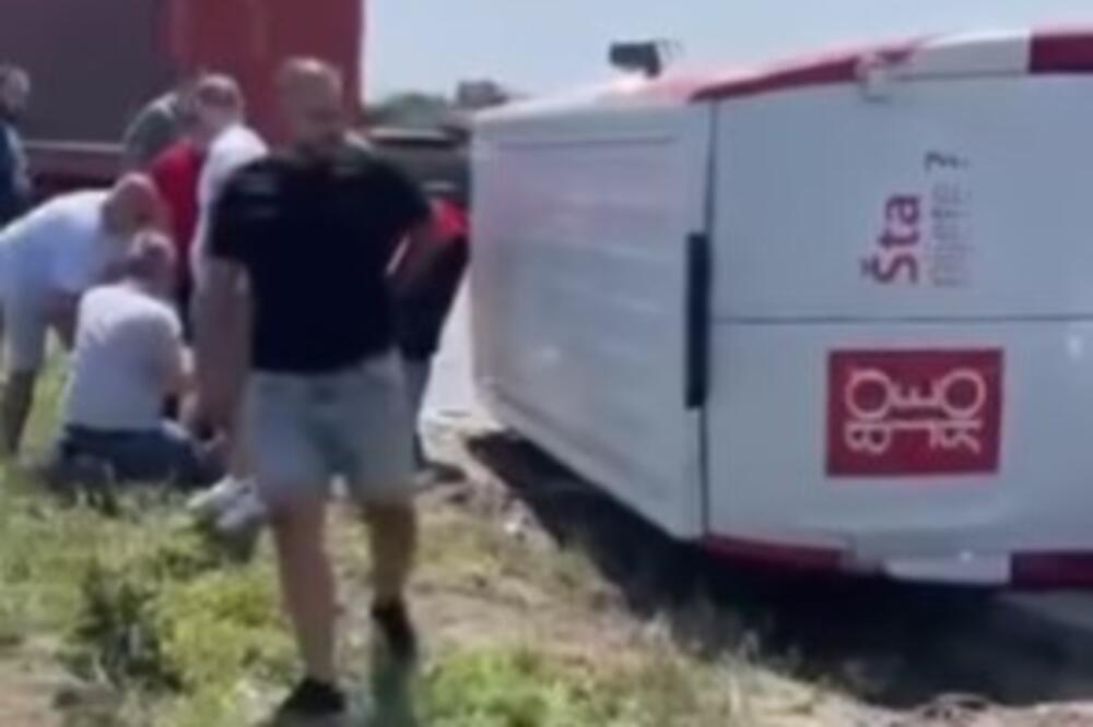 STRAŠNA NESREĆA KOD BATAJNICE: Kombi prevrnut, automobil smrskan, ima i povređenih (VIDEO)