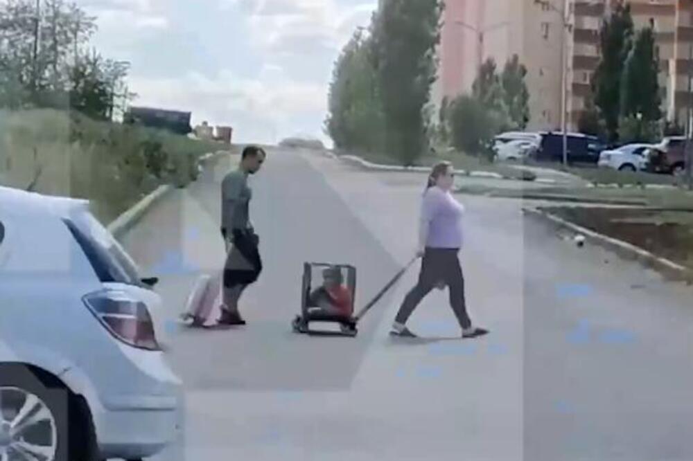 Pobogu, šta ovo rade? Roditelji provozali devojčicu u kavezu usred bela dana, ljudi zgroženi prizorom! (VIDEO)