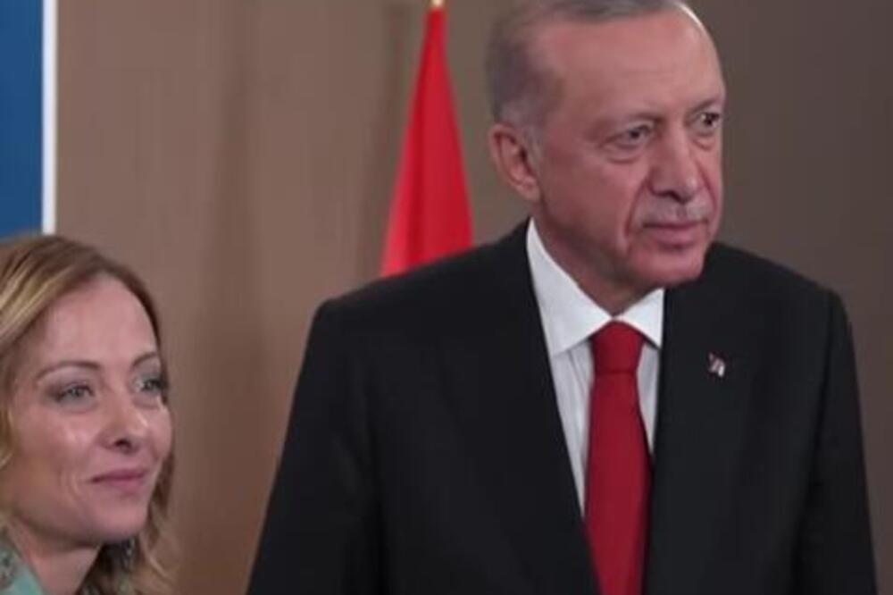 ONO KAO U BOGA DA GLEDA, A ON... Meloni i Erdogan polomili mreže, o ovom detalju bruji cela planeta! (VIDEO)