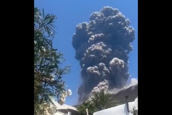 Jedan od najaktivnijih vulkana ponovo eruptirao: Izabacuje lavu i pepeo, formirao se ogroman oblak dima! FOTO/VIDEO