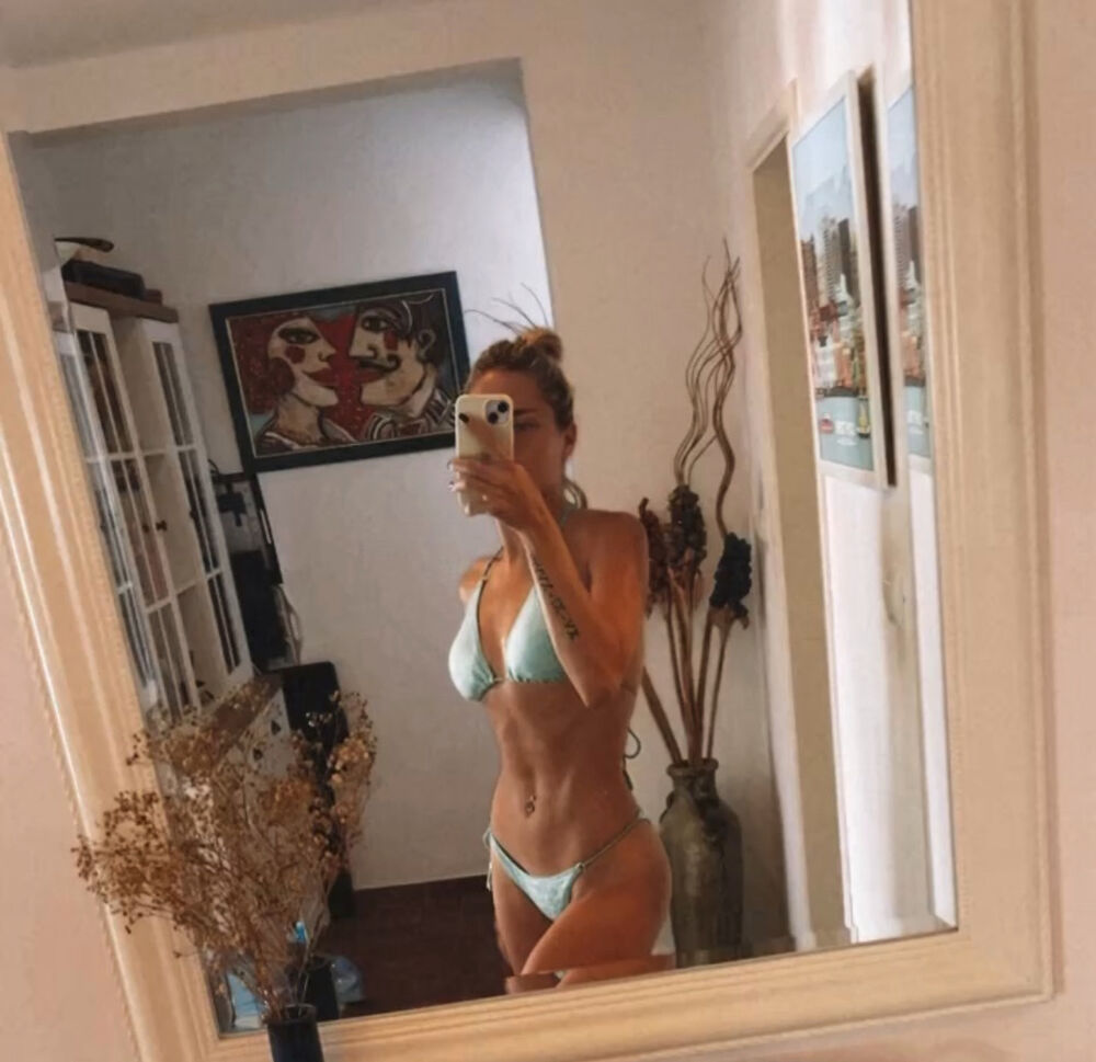 Ksenija Knežević u bikiniju